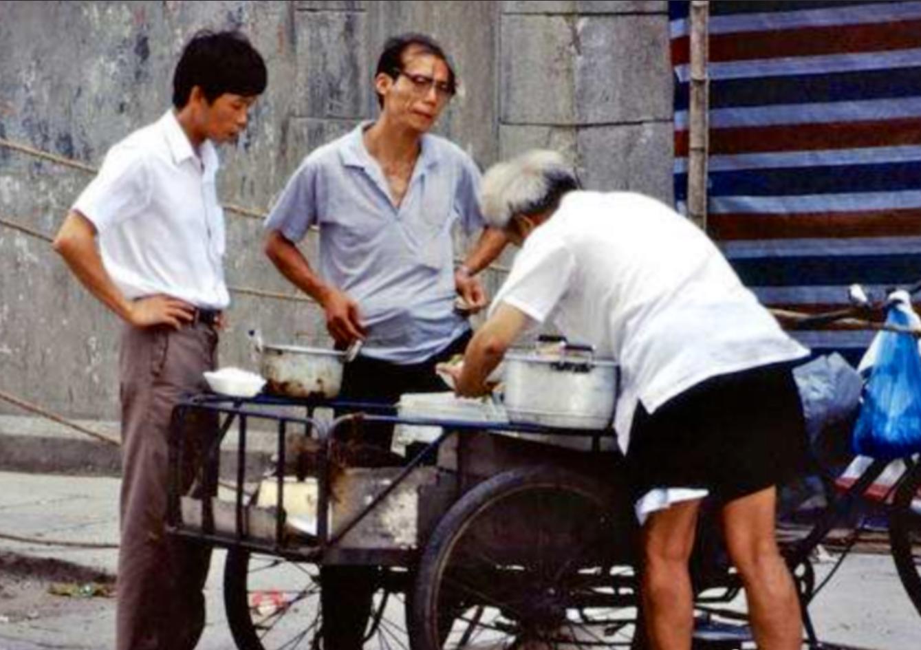 泰国人妖：平均寿命三四十岁，长期服用激素，晚年靠扫地刷碗维生