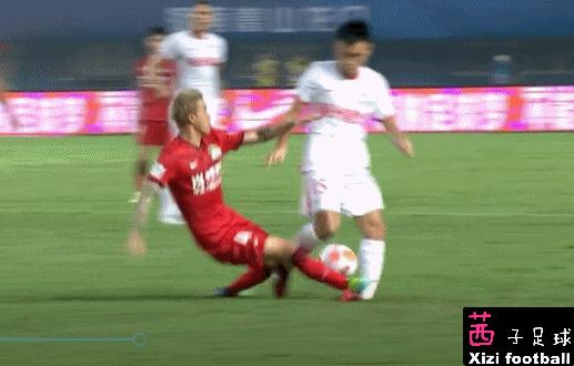 太狠！中超第10分钟再现直红：主帅爆摔水瓶，球员直接上救护车