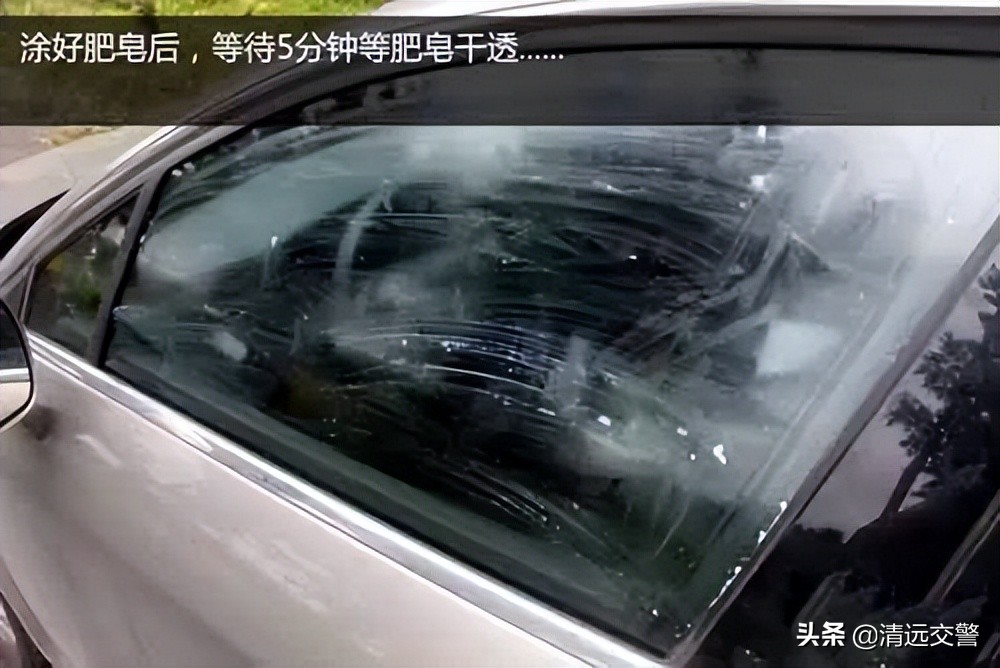 雨天看不清后视镜一个妙招,雨天后视镜侧窗看不清怎么办