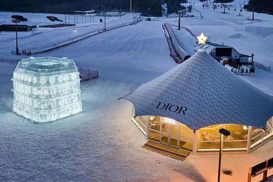 最像滑雪服的冲锋衣,冲锋衣和滑雪服外观