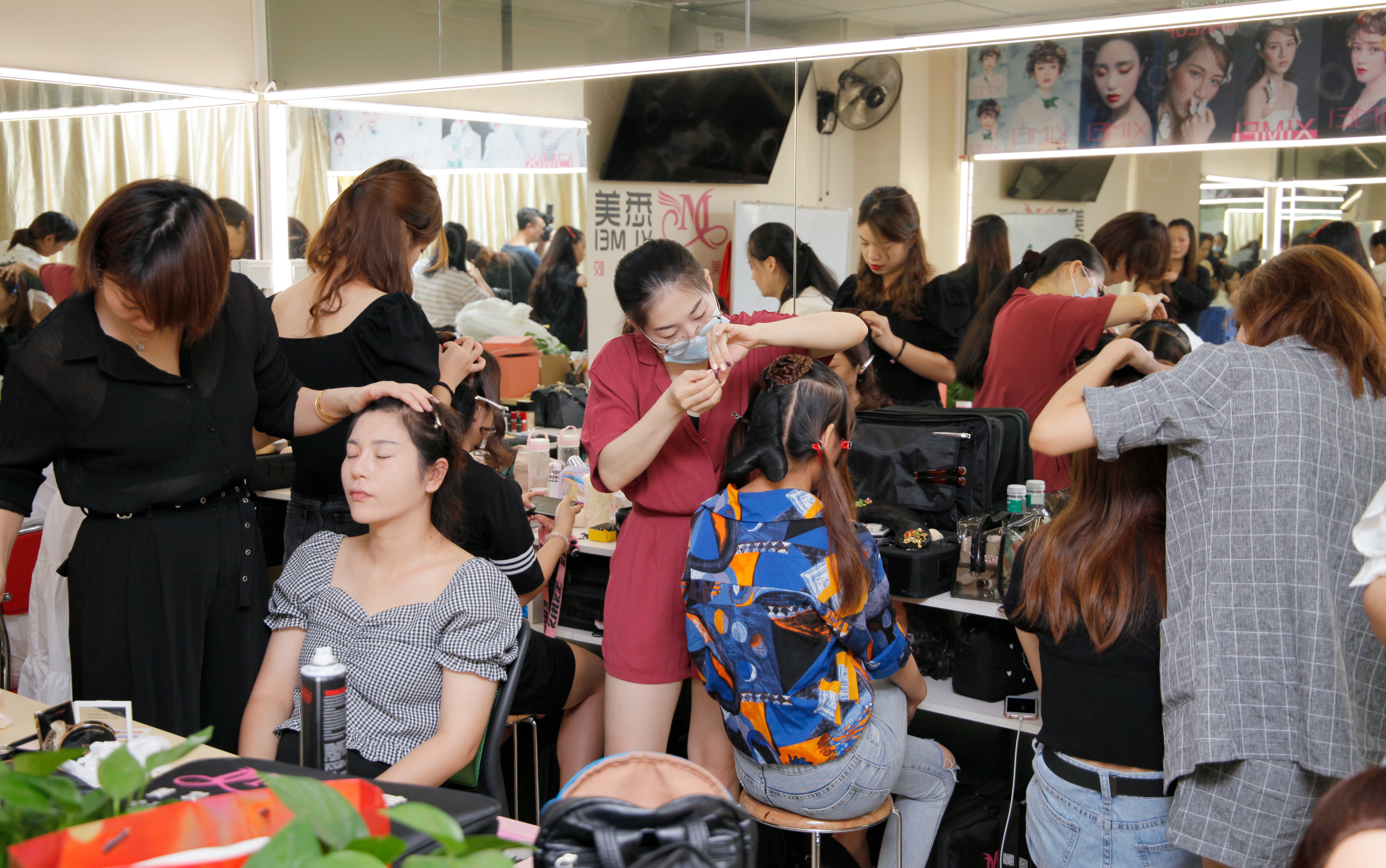 广州菲菲化妆培训学校靠谱吗,广州哪里有学化妆造型的