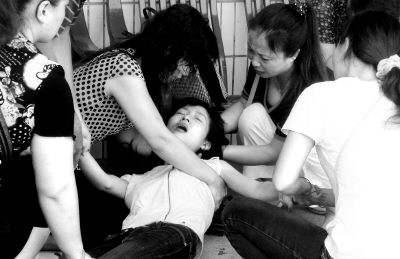 2013年,河北4岁男婴遭石头雨攻击,右手截肢奶奶怒骂:都是你害的