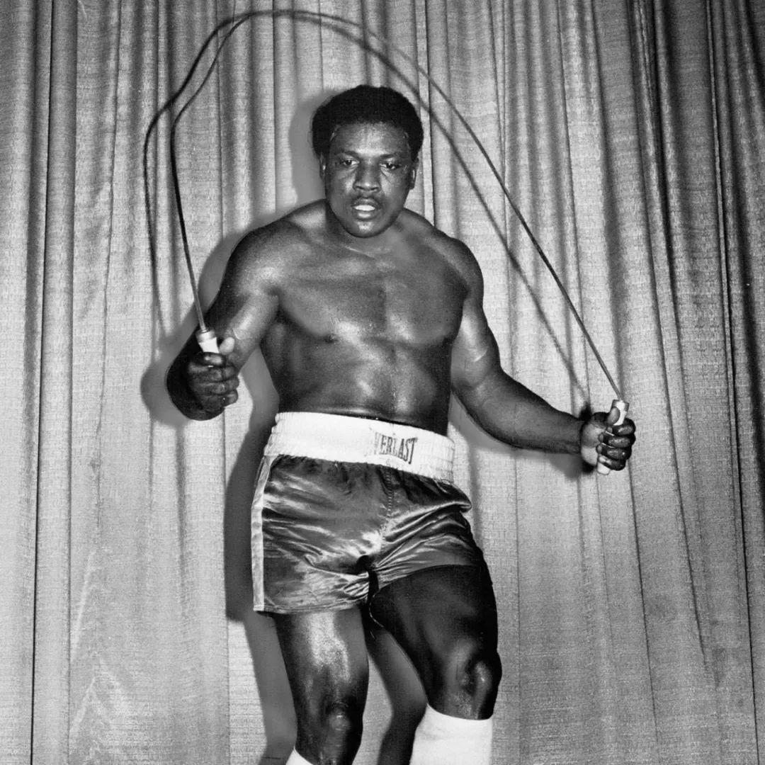 职业拳击手跟普通人打架,职业拳击手被混混打死