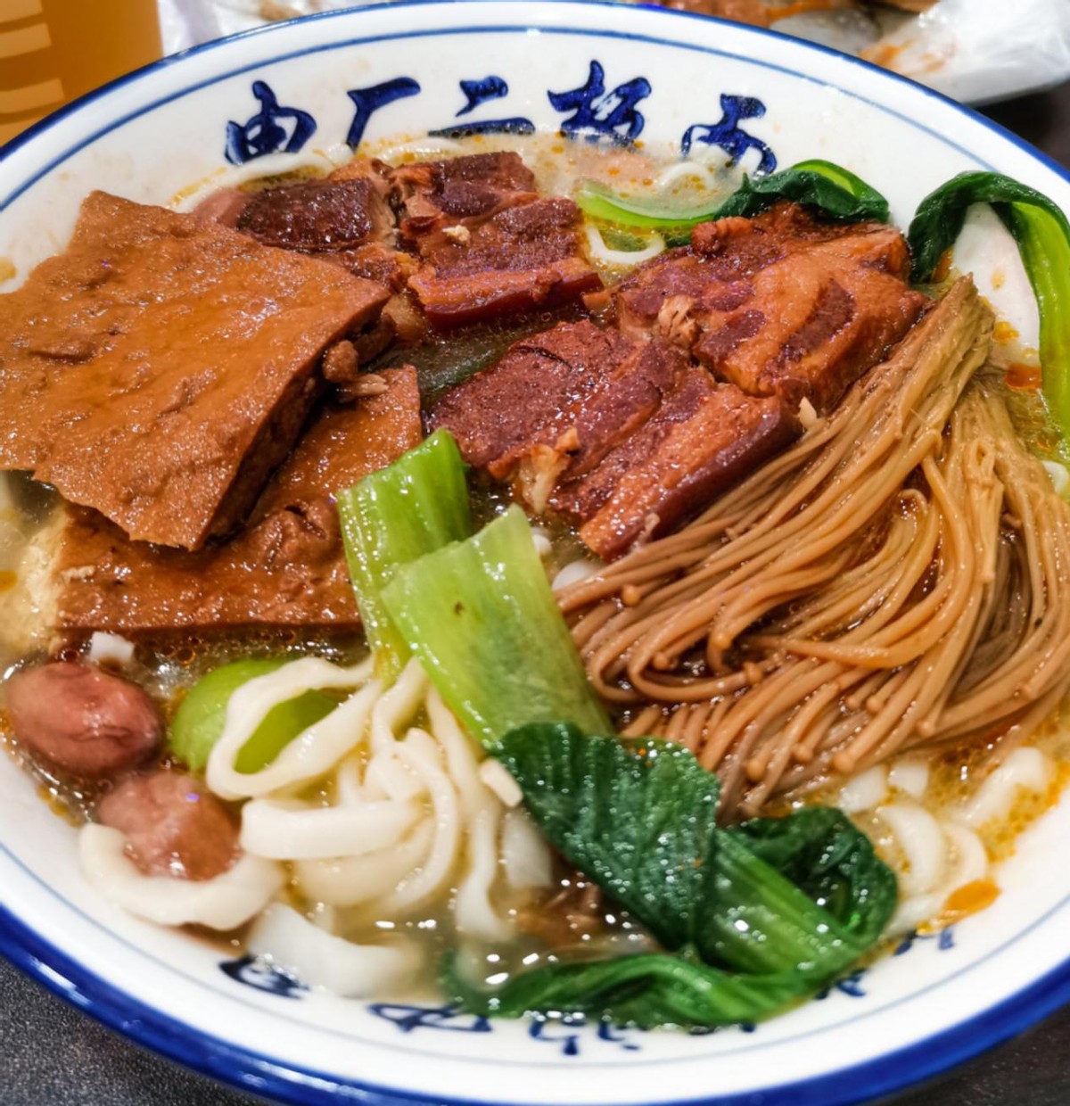 山东大哥板面全国开170家店,山东大哥260万跑车送老婆