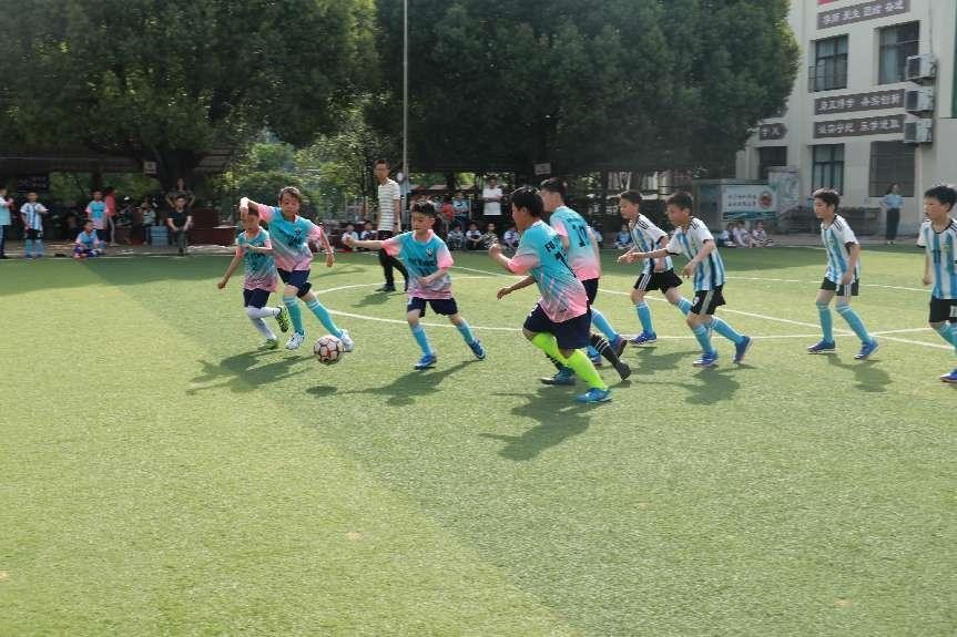 一场小学校园足球赛开赛,县中小学校园足球联赛活动报道