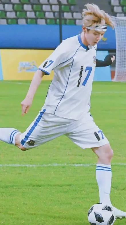 鹿晗关晓彤足球,王思聪谈关晓彤跟鹿晗