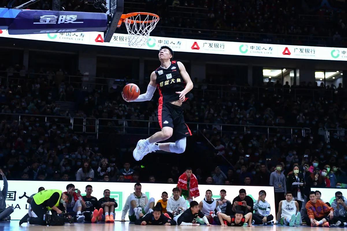 辽宁男篮张镇麟是谁儿子,辽宁男篮张镇麟球迷为什么叫金金