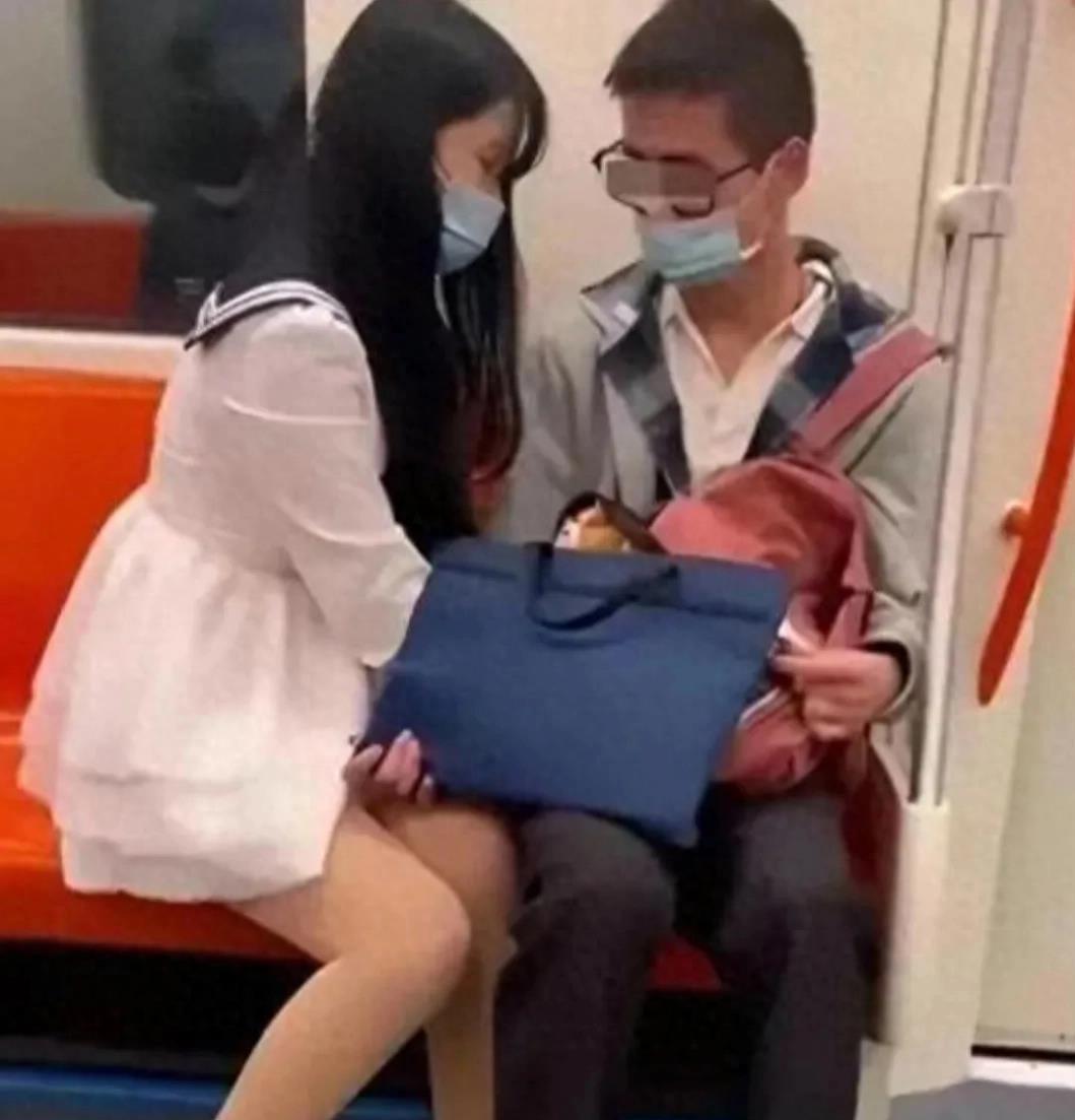 上海地铁情侣5月不雅行为遭谴责,地铁情侣不雅行为遭谴责