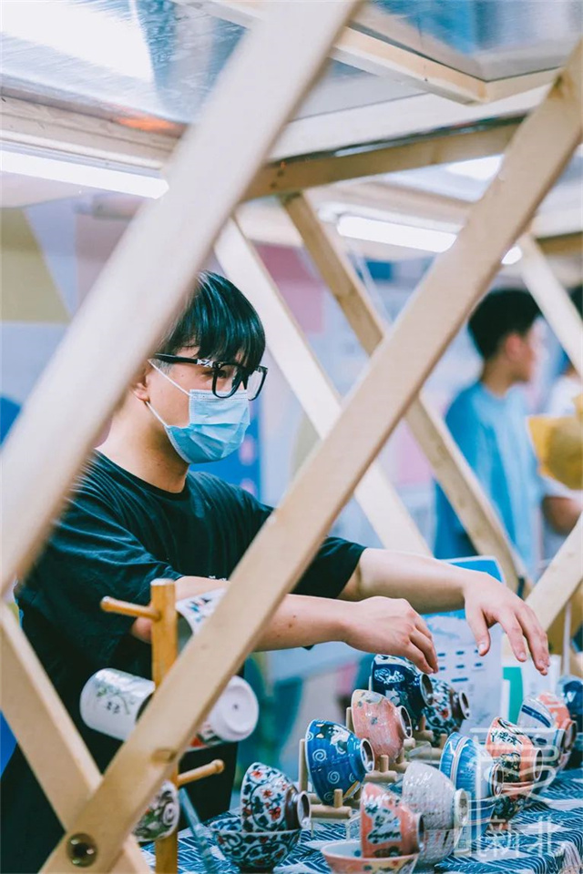 仲夏夜,逛“井井有条街·青年创业集市”,有生活有晚风也有故事……