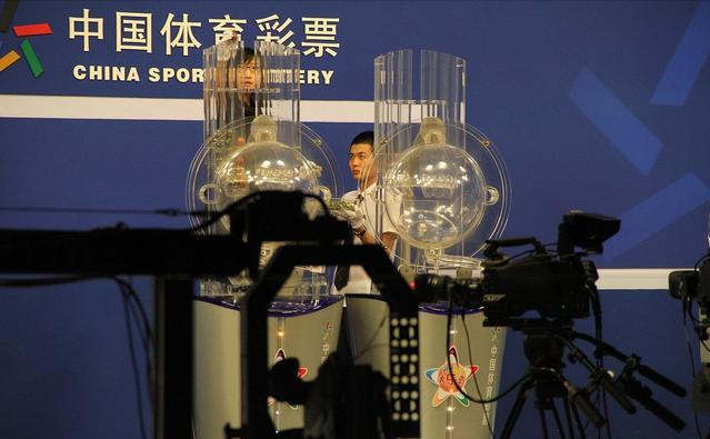 “发我我”谐音855，开封女彩民奇葩投注方式斩获300注体彩大奖