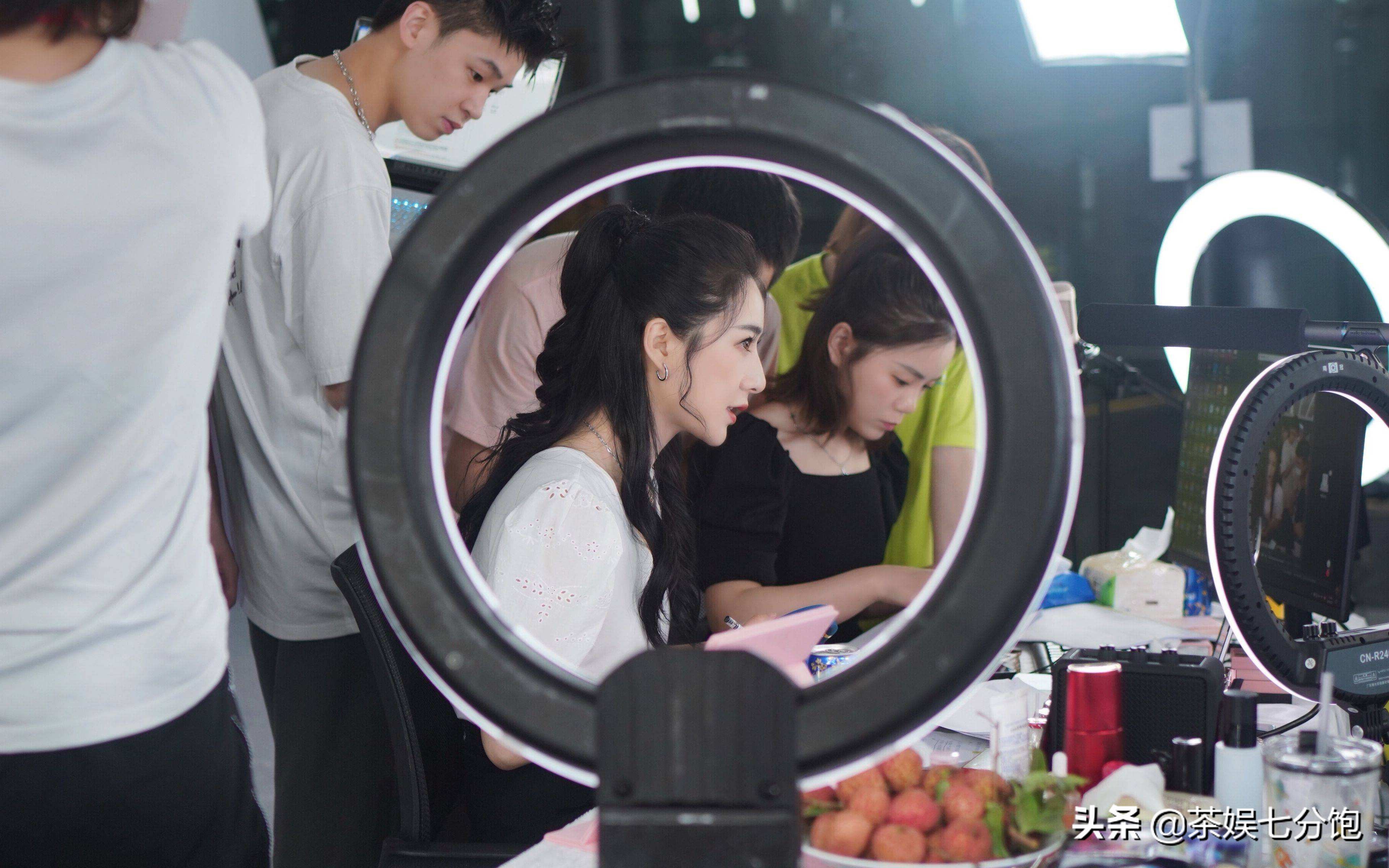 从服装店导购到偷*税漏**被罚13亿，“直播一姐”薇娅如何走向深渊的