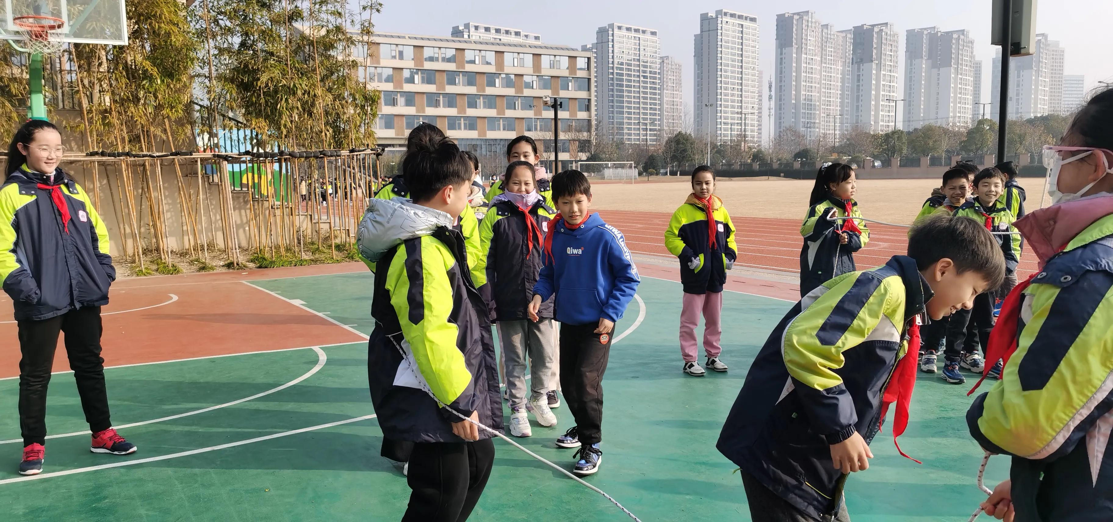 大绳还有什么玩法,大绳里面跳小绳的教学