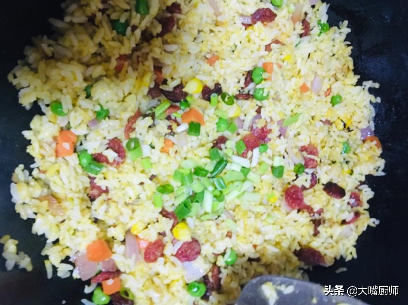 做蛋炒饭是先倒油还是先开火,做蛋炒饭要不要先把饭炒熟