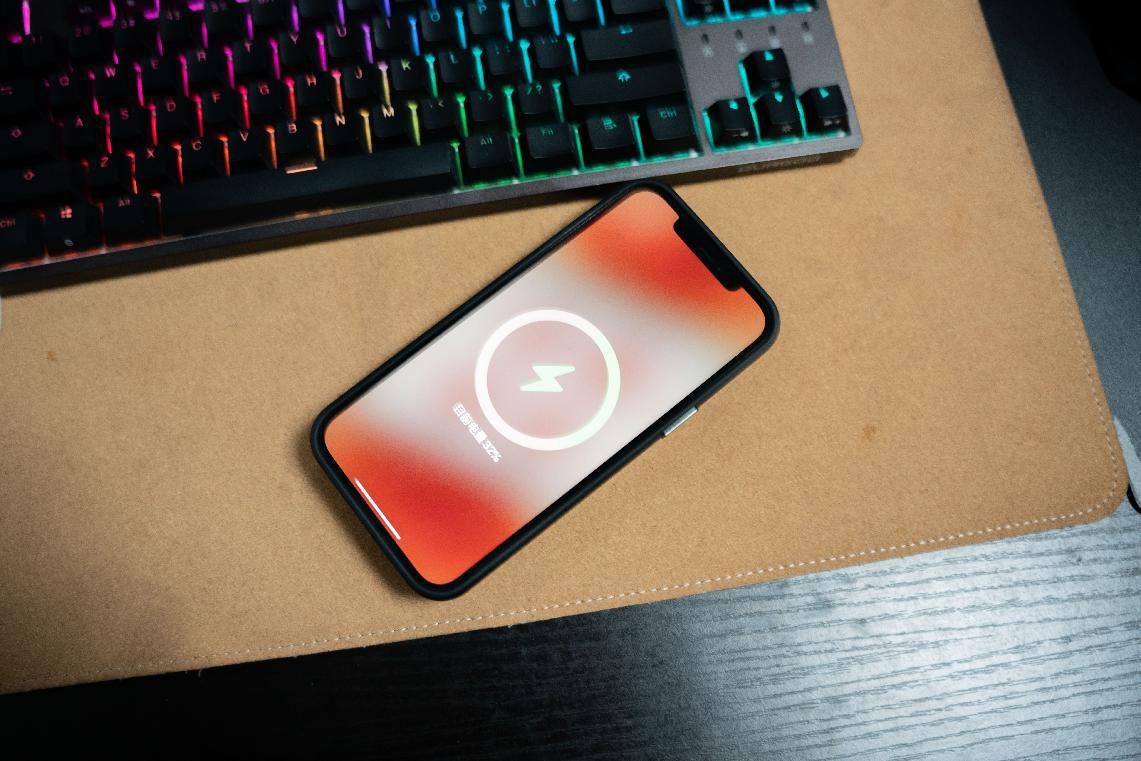 65w磁吸充电宝带支架,一款简约的磁吸充电宝还可当支架