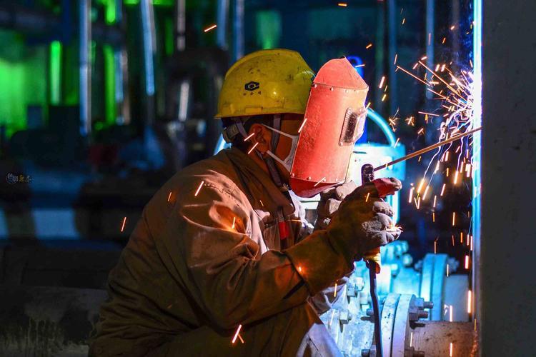 电焊工真的有这么可怕么,电焊工的背后心酸