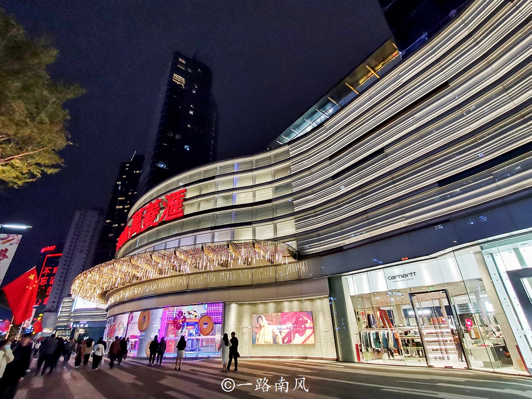 广州天河区人气商场，所在的位置原来是偏远郊区，现在却游人如织