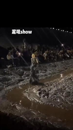 刘雯穿大翅膀走秀视频,刘雯贺聪维密