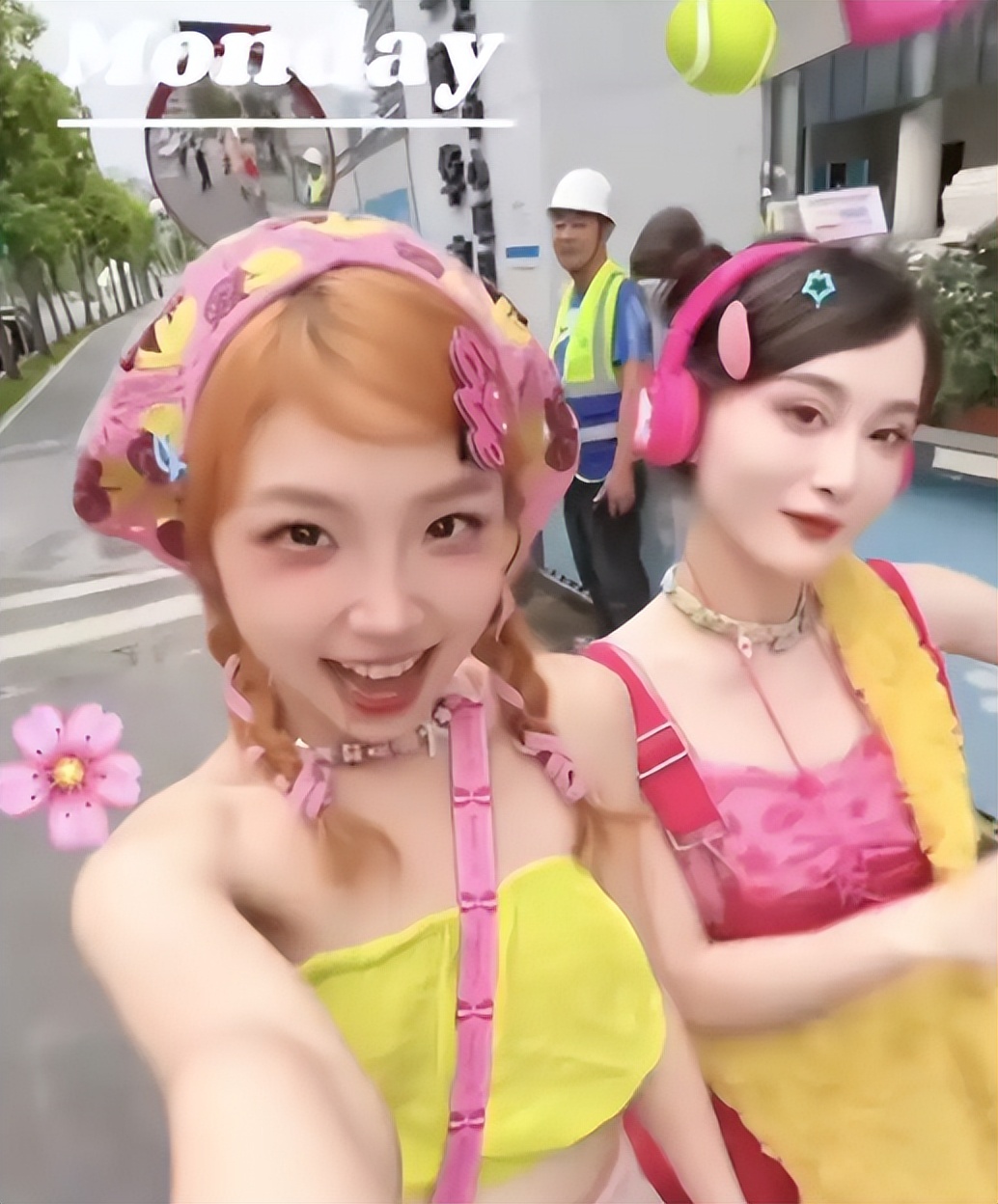 堪称校园风景线！高校女生流行穿起“多巴胺”装，靓丽独特很另类