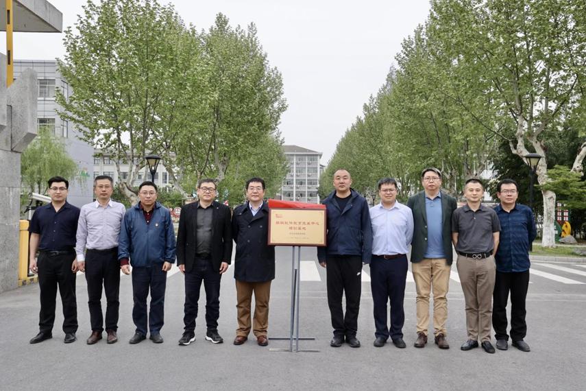 联手培养能源网信人才，麒麟软件培训基地落户华东石油技师学院