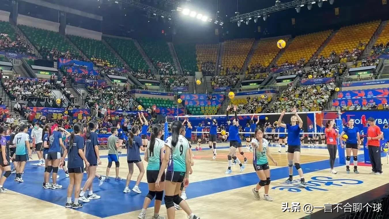 中国女排香港站活动场面,蔡斌和女排队员袁心玥李盈莹