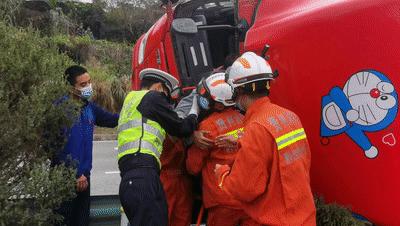 贵州一客车侧翻27人身亡救援现场,贵州一罐车爆胎侧翻