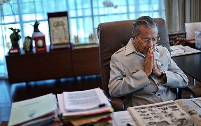 97岁的马来西亚前总理马哈蒂尔骂81岁的美国总统拜登无能