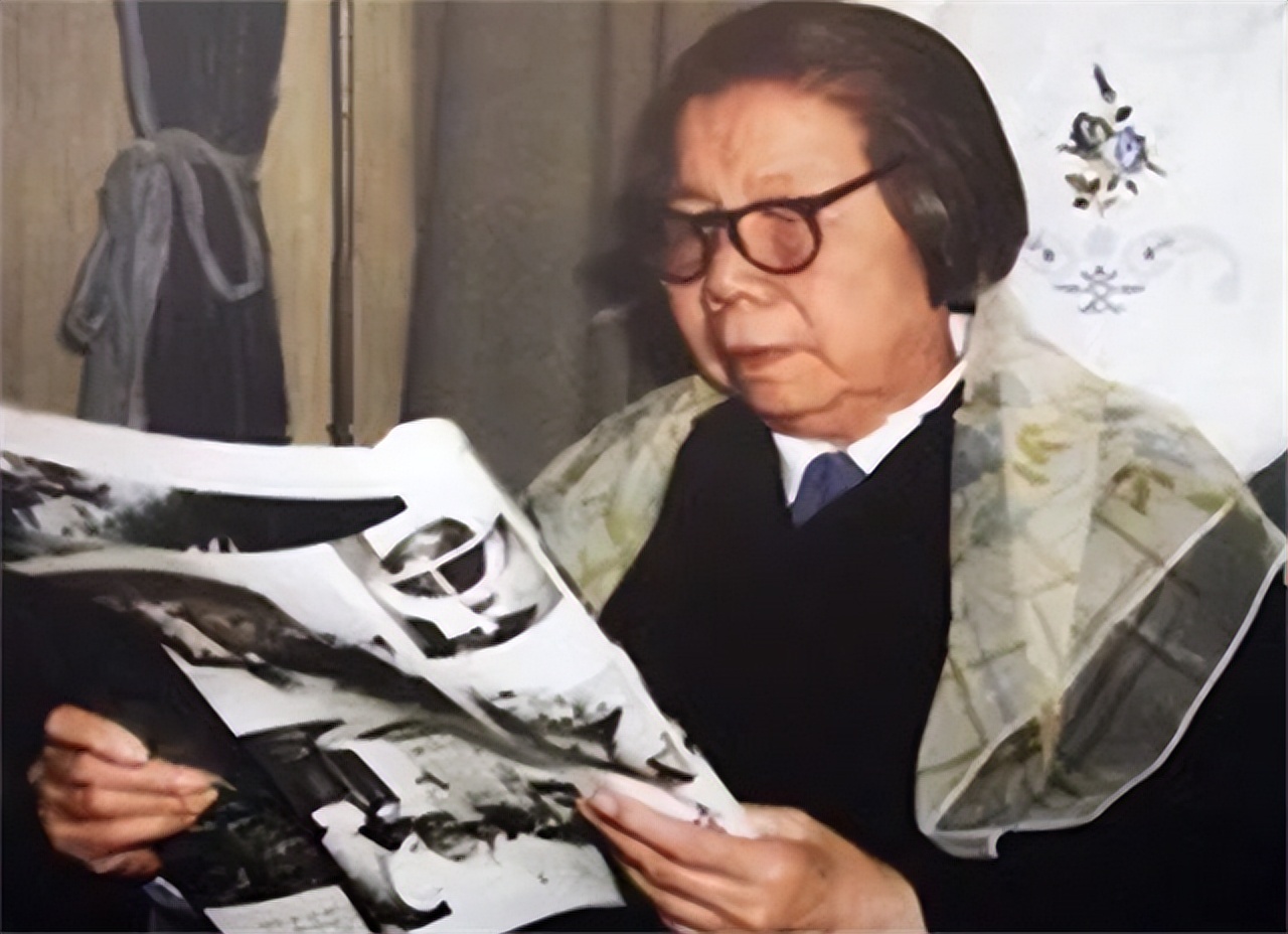 *颖超邓**去世，聂帅女儿聂力哭着扑向骨灰盒：邓妈妈再让我吻你一次