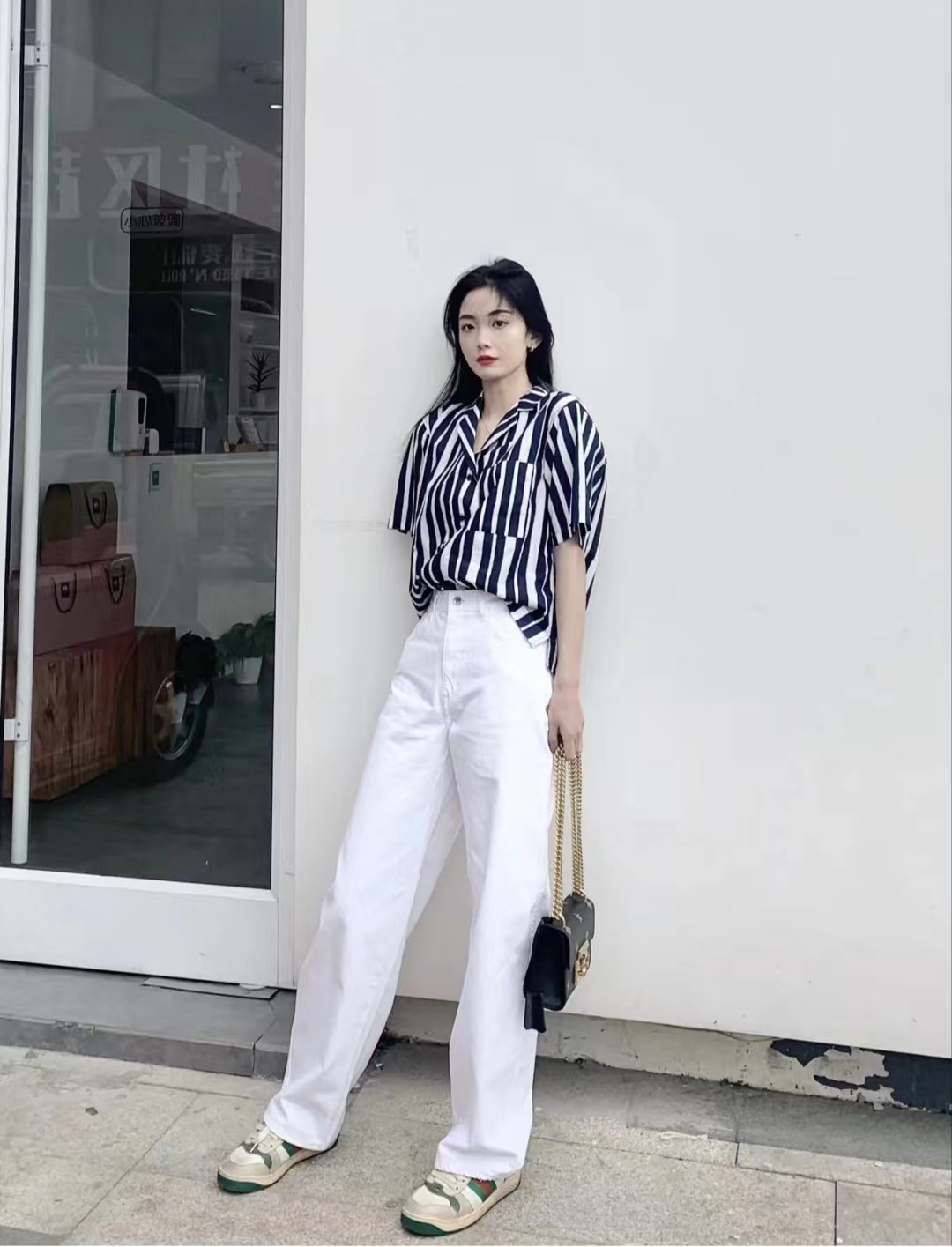 红色条纹衬衫配什么裤子,燕麦裤子搭配蓝白条纹衬衫好看吗