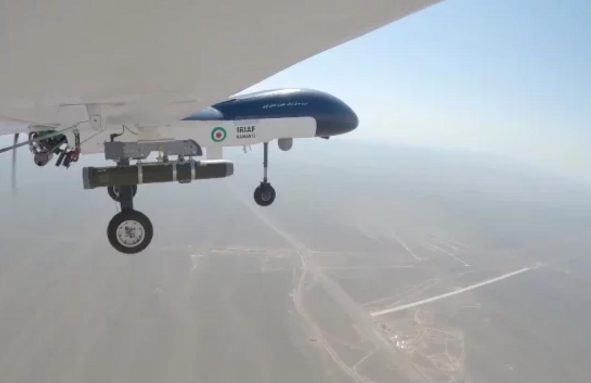 伊朗举行无人机实战演习,伊朗无人机演习打航母