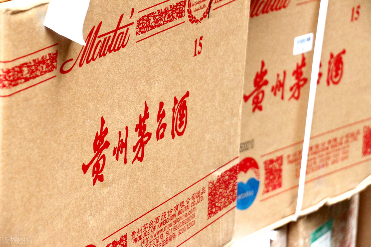 女子腿绑14瓶茅台入境,女子携带14瓶茅台