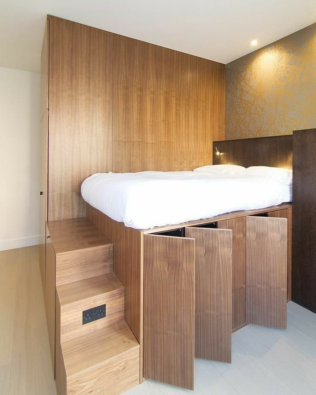 卧室门到天花板还打柜子不,小卧室装修墙面上打隔板放东西