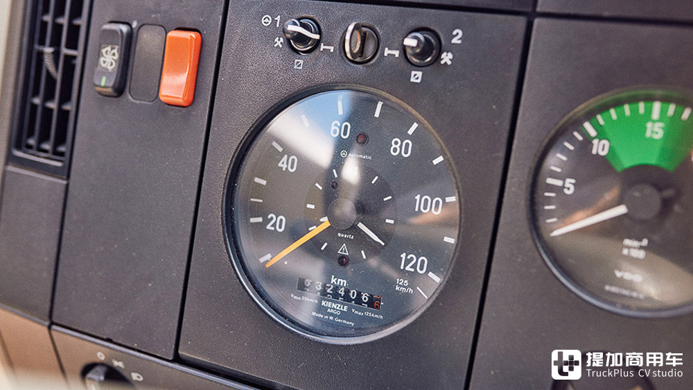 车龄32年性能如新，带你看德国卡车收藏家的爱车：奔驰MK1222S