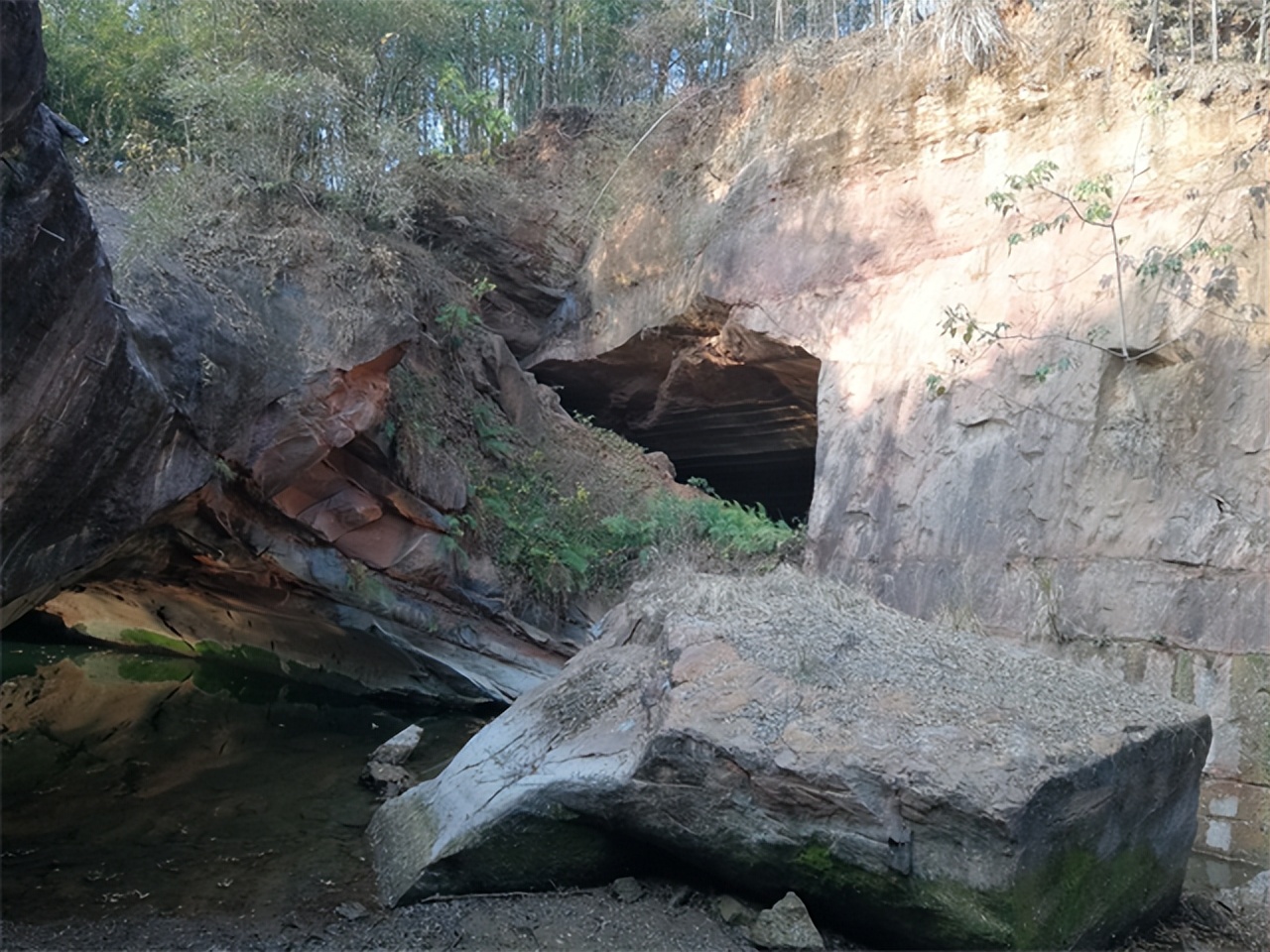 浙江水塘抽干发现宫殿,水潭被村民抽干后惊现千年宫殿