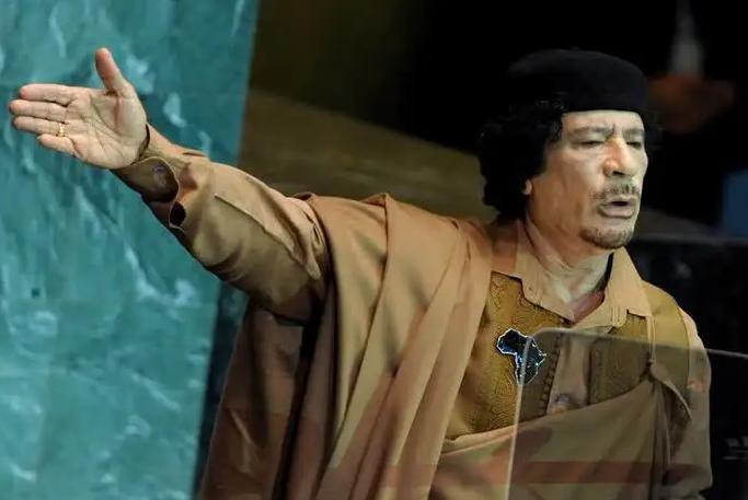 非洲一国买东方神秘坦克，不久扭转战场局势，战胜非洲两大强国