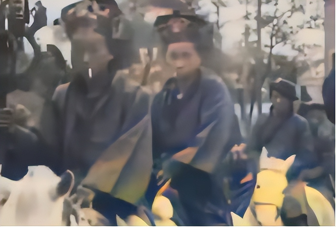 *播禁**百年的真实影像,清朝二品官员上任,随行上千人各个叼着烟