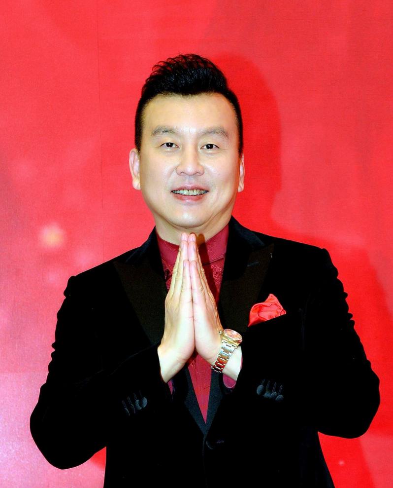 央视著名主持人张泽群深夜发文,主持人张泽群多大生儿子的