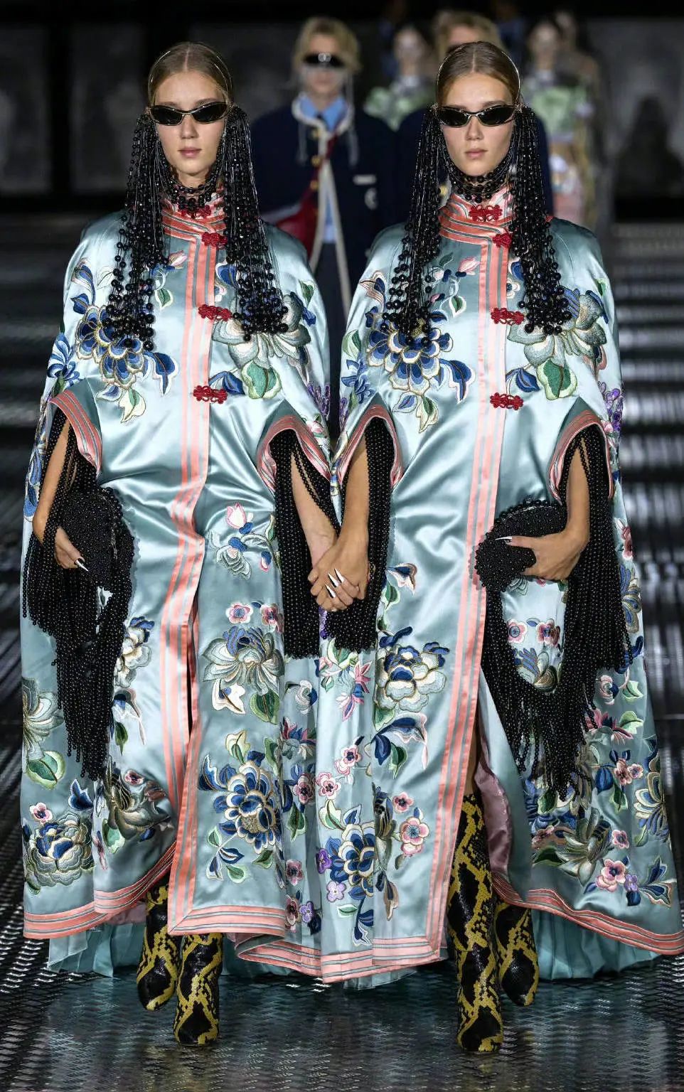 赵露思穿上廉价中国风礼服，俗成了18线网红