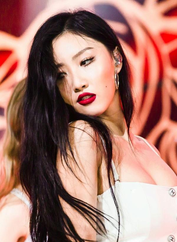 韩国女星舞台上，一摸一舔惹大祸，华莎涉演出淫乱罪被警方传唤