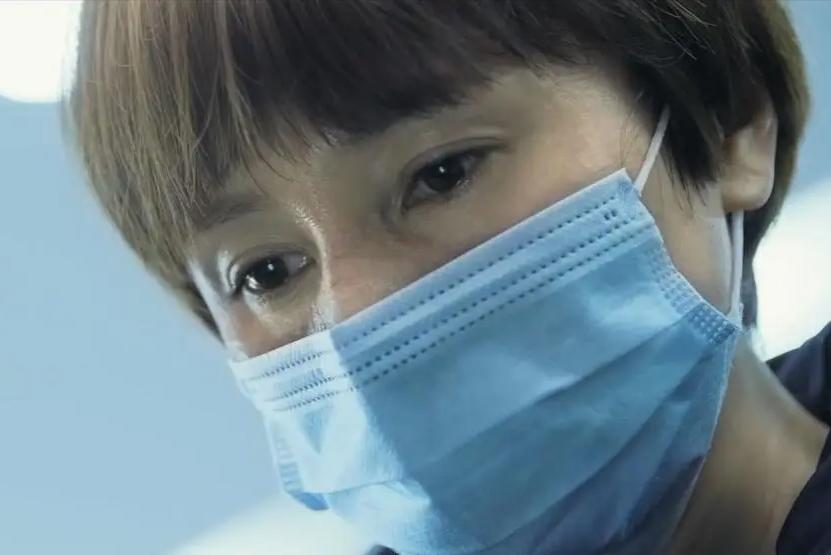 寻求集体认同的救助者，是生与死的过渡性标准，连通众人伦理情感