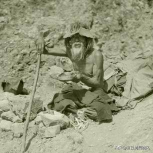 珍贵照片，日军*杀屠**老百姓强奸妇女，用刀剖开肚子，看看多残忍