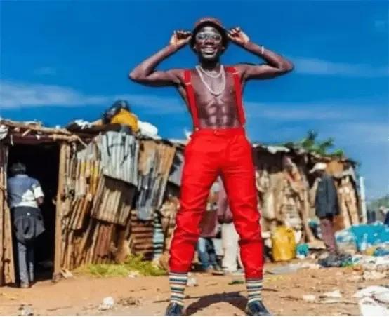 非洲萨普两年收入只为了买双皮鞋。虚荣心到底有多强。