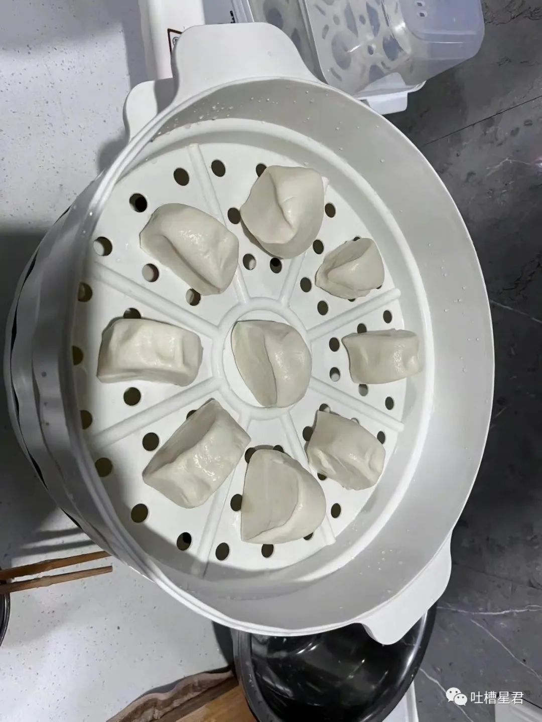 “男友花4200买Prada绿帽子？”网友笑疯：爷可以免费给别人戴