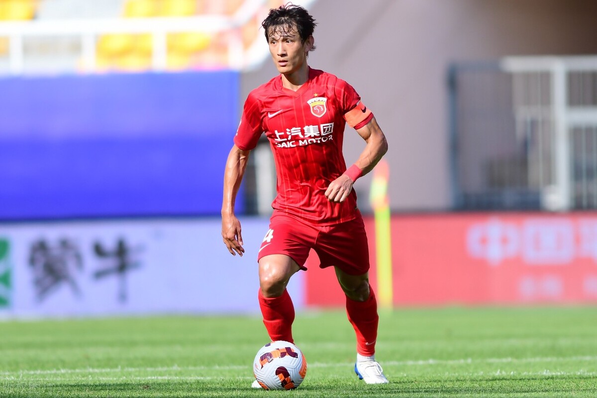 上港多任主帅都不敢拿下的人，如今却被莱科弃用，曾是功勋队长