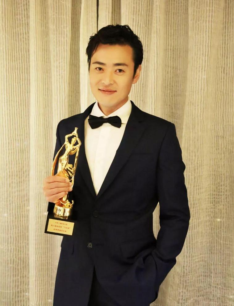 演员张桐：留学时穷得吃狗粮，曾多次自杀未遂，女友陪他走出低谷