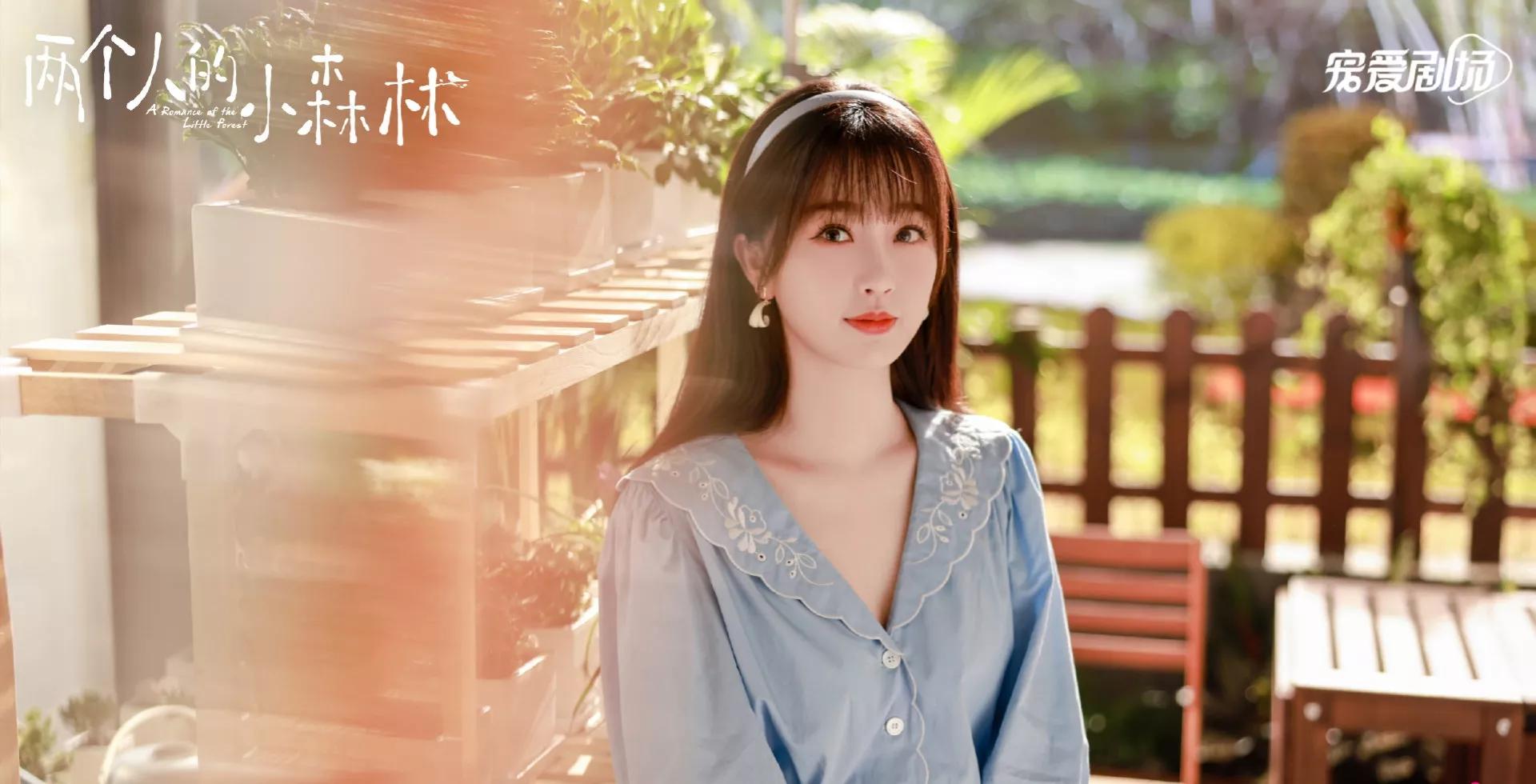 虞书欣粉色露背小吊带搭配,虞书欣粉黑蕾丝吊带造型