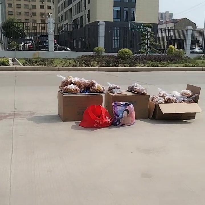 有些人自己不正经，还说别人不正经，说什么无语，老娘没有...