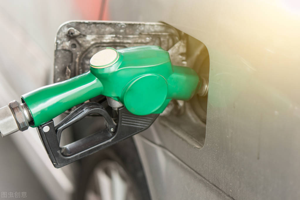 国际原油价暴跌为啥国内油价不跌,油价一涨再涨