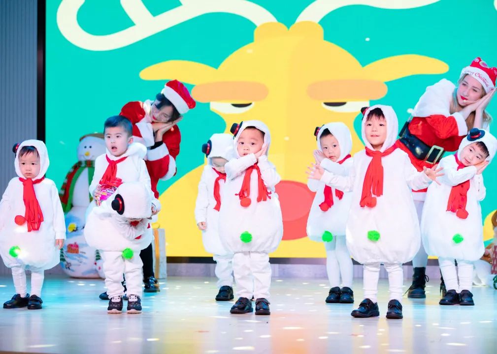 哇！这些学校的圣诞节也太“卷”了！圣诞老人、无人机都来了