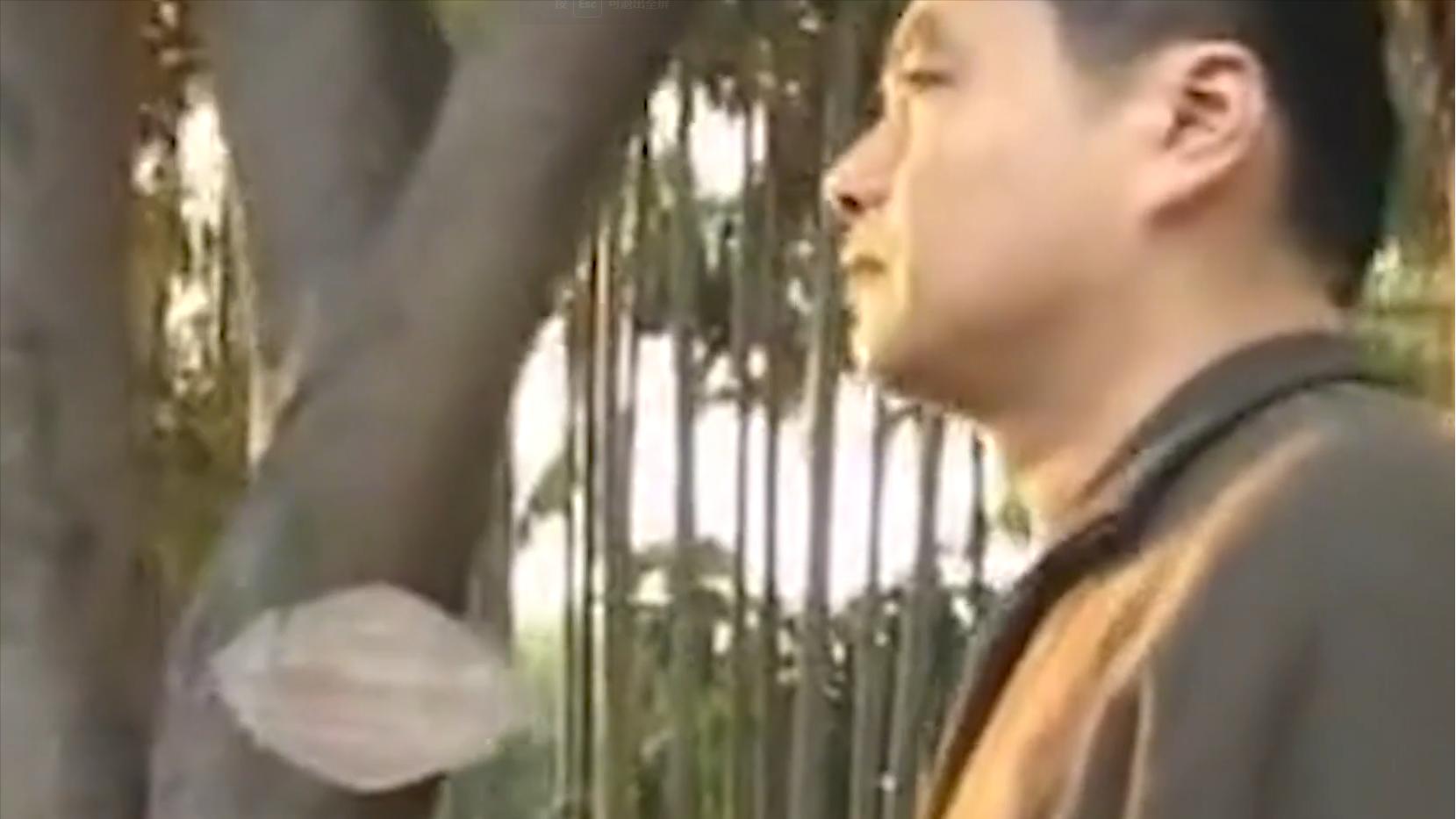 六旬老人晕倒医生急救援,八旬医生抢救老人