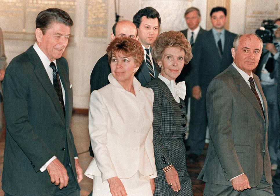 1986年华莱士问：台湾有何必要同大陆统一？邓公耐心说出三个原因